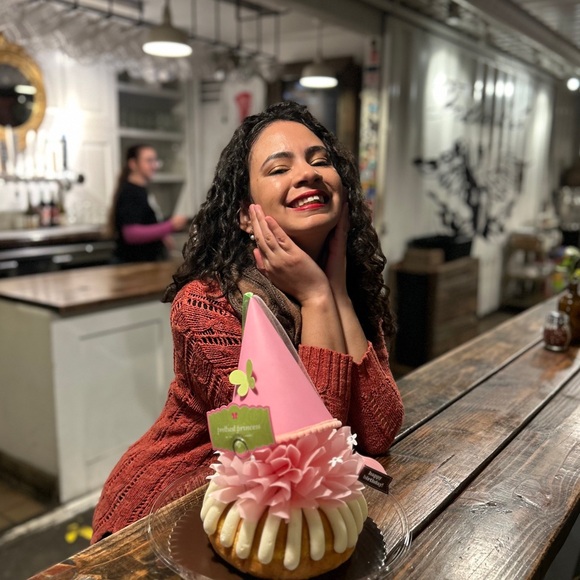 Meet your Posher, Cristina - Picture 2 of 2